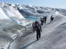  Ni�o inuit con el barco ballenero de su padre al fondo